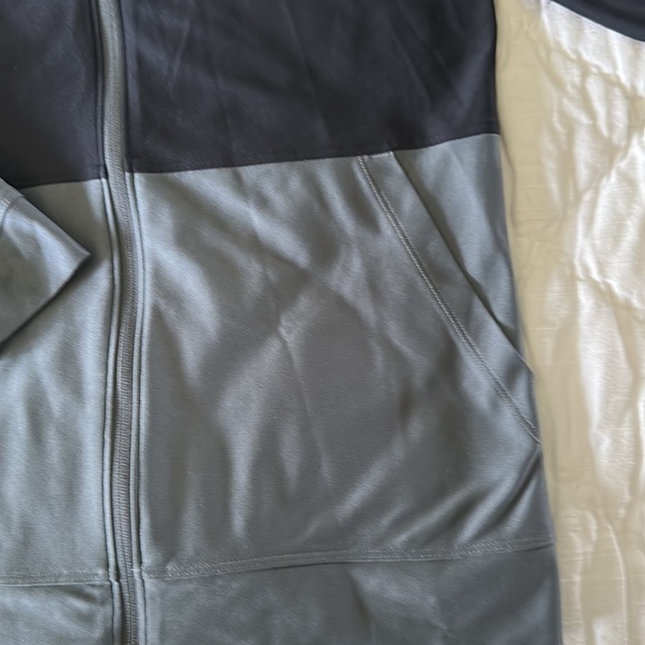 Boys Under Armour Full zip performance athletic wear. - Picture 4 of 6